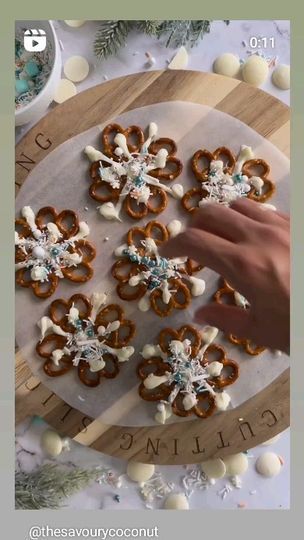 Festive Pretzels, Pretzel Candy, Christmas Tree Desserts, Christmas Party Snacks, Christmas Pretzels, Chocolate Store, White Chocolate Pretzels, Melted White Chocolate, Pretzel Treats