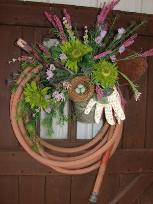 Garden Hose Wreath at TidyMom.net Hose Wreaths, Hose Wreath, Garden Hose Wreath, Spring Designs, Eco Crafts, Door Decs, Pretty Garden, Door Wreaths Diy, Garden Junk