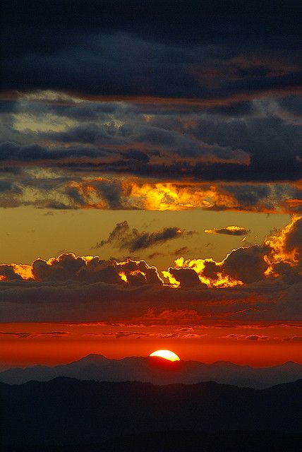 Himalayan Sunset 12 - Almost Gone by clara & james, via Flickr Clouds In The Sky, Amazing Sunsets, Beautiful Sunrise, On The Horizon, Beautiful Sky, The Horizon, Beautiful Sunset, Himalayan, Amazing Nature