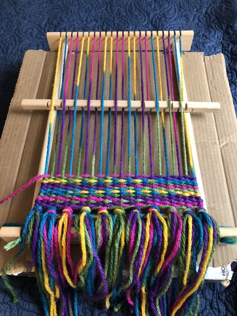 Tapestry Loom Weaving, Pin Weaving, Tapestry Loom, Basket Weaving Patterns, Weaving Loom Diy, Weaving Loom Projects, Weaving Tools, Crochet Knit Stitches, Weaving Rug