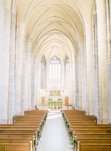 A beautiful ceremony at Trinity College Chapel filled with light and dining with dinosaurs at The Royal Ontario Museum for this wedding. Photos: Therese, ARTIESE Studios | Planning: Lexington & Co. | Florals: Botany Studio | Dress: White Toronto. White Cathedral Wedding, Glass Church Wedding, Trinity College Chapel Toronto, Wedding St Patricks Cathedral, Chapel Decor, Royal Ontario Museum Wedding, Ag Classroom, Wedding Venues Ontario, Simple Classic Wedding