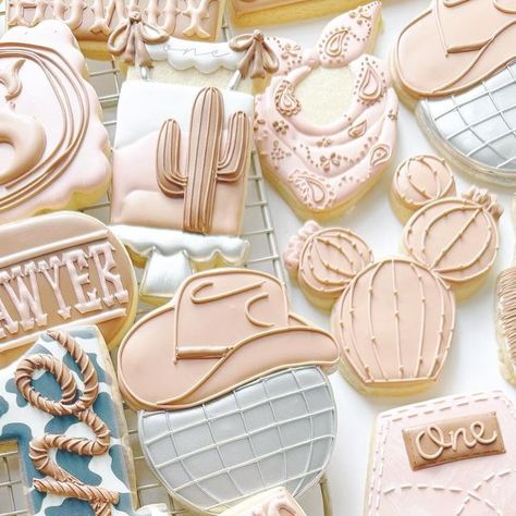 Sarah Gutman on Instagram Western Cookies, Macaron Art, Cowgirl Cookies, Country Birthday, Hat Cookies, Ghost Cookies, Cookie Business, First Rodeo, Cookie Inspiration