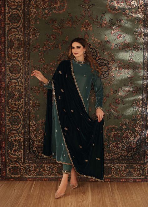 Plain Velvet Suit Design, Velvet Pakistani Dress, Mehandi Outfits, Velvet Suit Design, Casual Bridal Dress, Teal Blue Dress, Asian Dresses, Green Color Combinations, Combination Dresses