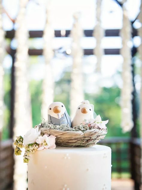 Bird Nest Cake, Animal Wedding Cake, Nest Cake, Barnsley Resort, Cake Unique, Wedding Cake Birds, Traditional Wedding Cake, Naked Cakes, Animal Cake