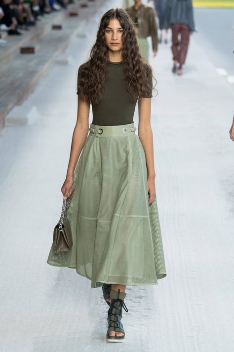 Hermès Spring/Summer 2019 Ready-To-Wear Collection Collection Clothes, Taupe Grey, Moda Paris, Women Fashion Edgy, Mode Casual, Spring Fashion Trends, Cream Beige, 가을 패션, Fashion Show Collection