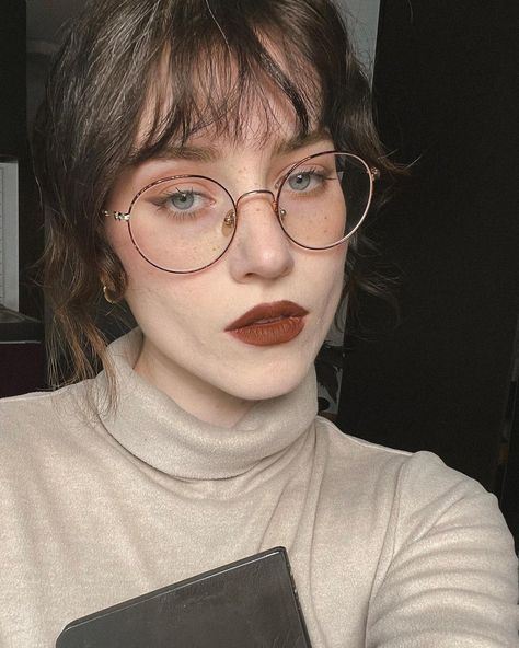 Dark Academia Make Up Look, Dark Academia Makeup Aesthetic, Dark Academic Make Up, Dark Academia Makeup Looks Simple, Dark Academia Eye Makeup, Academia Makeup Aesthetic, Cozy Makeup Looks, Glasses Dark Academia, Librarian Makeup