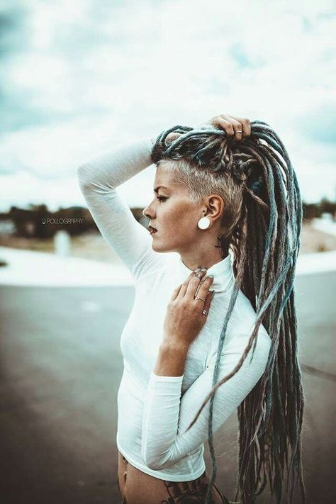 Dreadlock Undercut Women, Dreads Styles For White Women, Dread Undercut, Mohawk Dreadlocks Women, Dreadlocks With Undercut, Dreads Styles For Women White, Dreads Undercut, Undercut Dreadlocks, Undercut Dreads