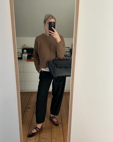 @mum_mode_and_surgery • Instagram photos and videos Mum Mode And Surgery, Mum Fashion, November 11, Look Fashion, Surgery, Color Blocking, Baskets, Outfit Ideas, Style Inspiration