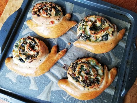 Give your pizza rolls the cute factor by turning them into snails. Snail Shaped Food, Snail Food Ideas, Snail Birthday Party, Snail Bread, Treehouse Schoolhouse, Snail Party, Fairy Masquerade, Snail Food, Cottagecore Birthday