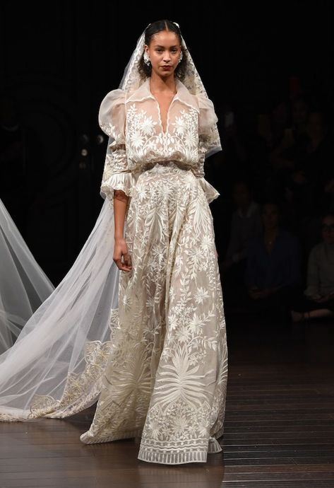 Naeem Khan- ellemag Fashionable Wedding Dresses, Naeem Khan Bridal, Korean Wedding Dress, Boho Chic Wedding Dress, Robes Vintage, Naeem Khan, Most Beautiful Dresses, Bridal Fashion Week, Fall Wedding Dresses