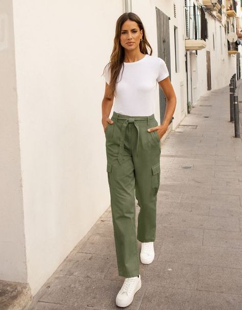 How To Style Green Cargo Pants For Women 5 Easy Steps 2024 Cargo Trousers Outfit Women, Style Green Cargo Pants, Olive Green Cargo Pants Outfit, Olive Cargo Pants Outfit, Khaki Cargo Pants Outfit, Cargo Outfits Women, Green Trousers Outfit, Cargo Outfits, Green Cargo Pants Outfit