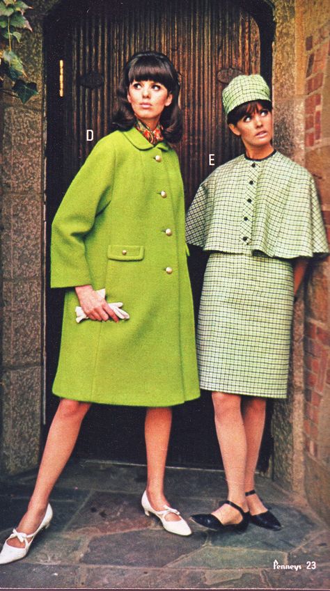 1960s Winter, 60s Green Outfit, 60s Coat, Green Penny Lane Coat, 60s Cape Coat, Outfits 60s, 1960s Cape Coat, 1960s Fashion Women, 1960s Coat