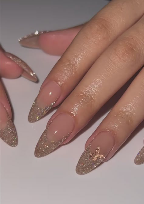 Gel Nails Ideas Short Almond Shape, Elegant Almond Nails Classy Gold, Ivory Glitter Nails, Classy Graduation Nails Almond, Fancy Almond Nails Ideas, Champagne Colored Nails Acrylic, Champagne Nails Acrylic Quince Short, Gold And Champagne Nails, Gold Sparkle Almond Nails