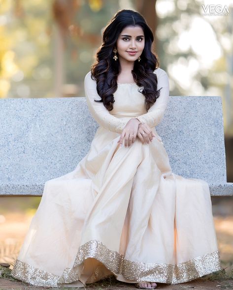 Anupama parameswaran sp3 Pellichupulu Photos, Frock Photos, Actor Photography, Anupama Parameswaran, Fashion And Beauty Tips, Ethnic Dress, Stylish Dresses For Girls, Saree Dress, Indian Designer Outfits