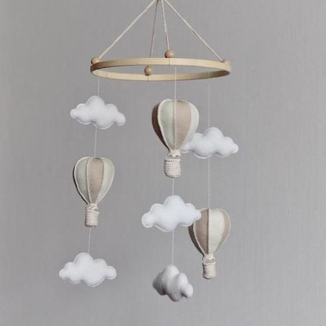 Balloon Mobile, Mobile Hanging, Diy Baby Mobile, Idee Babyshower, Babies Nursery, Mobile Crib, Crib Toys, Nursery Room Inspiration, Eco Friendly Toys