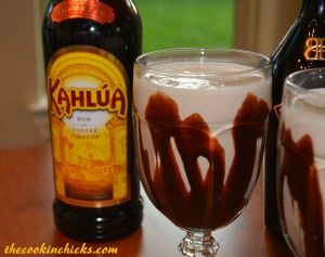 4 oz. vodka, 4 oz. kahlua, 4 oz. bailey's irish cream,  4 c. vanilla ice cream, chocolate syrup. Add the vidka, kahlua, bailey's, & ice cream to a blender, blend for about 30 seconds, or until smooth. Drizzel each glass w/chocolate syrup aroung the inside & pour in drink mixture. Enjoy! Mud Slide, Mudslide Recipe, Best Christmas Cocktails, The Cookin Chicks, Mudslide, Boozy Drinks, Alcohol Drinks, Incredible Recipes, Christmas Cocktails