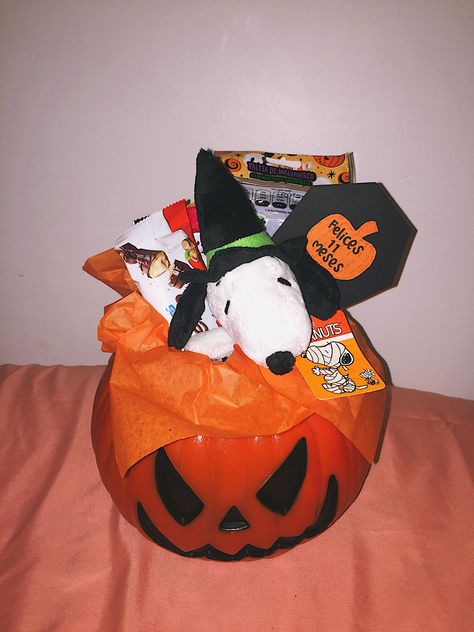 #halloweenbasket #halloween #snoopy #details #pumpkin Snoopy Gift Basket, Halloween Snoopy, Snoopy Gifts, Halloween Basket, Halloween Baskets, Snoopy Halloween, Boo Basket, Peanuts Snoopy, Big Little