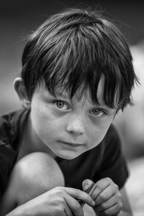 Strong B&W portrait of a boy Life Drawing Pose, Pencil Portrait Drawing, Life Drawing Reference, 얼굴 드로잉, Black And White Face, Face Drawing Reference, Boy Face, Face Sketch, Face Photography