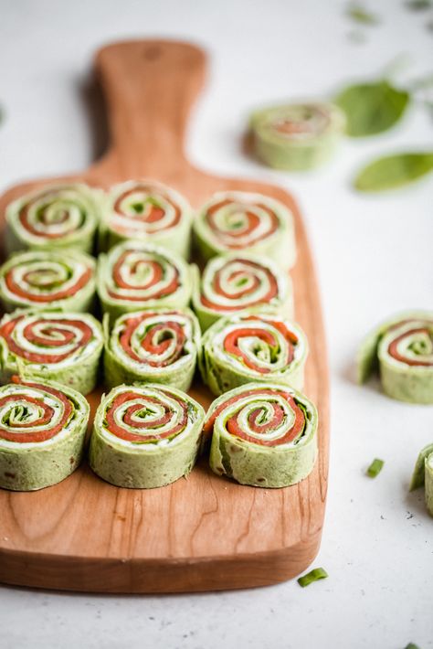 Deliciously savory smoked salmon pinwheels rolled up with chive and dill cream cheese and fresh spinach. An easy, healthy appetizer or snack! Salmon Pinwheels, Snack Recipe Ideas, Healthy Crackers, Gluten Free Wraps, Salmon Cream Cheese, Pinwheel Appetizers, Christmas Appetizer, Holiday Appetizers Recipes, Christmas Background Images