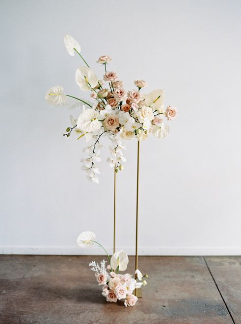 The Modern Bride — FALL FOR FLORALS Harlow Stand Arrangements, Wedding Floral Floor Arrangements, Wedding Flowers On Stand, Floral Arrangement On Pedestal, Ceremony Pedestal Flowers, Free Standing Floral Arch, Tall Centerpieces Wedding, Floral Wedding Centerpieces, Floral Pedestal