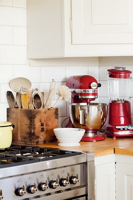 Every home should have a red mixer on their counter at Christmas.. Kitchenaid Red, Red Kitchen Appliances, Kitchenaid Range, Red White Kitchen, Red Appliances, Red Kitchens, Red Kitchen Accessories, Food Room, Kitchen Dining Rooms