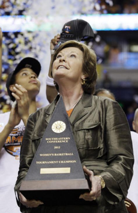 Pat Summitt - Pat Summitt, winningest coach in Division I college basketball, dead at 64 - Pictures - CBS News Tn Vols Football, Lady Vols Basketball, Pat Summitt, Vols Football, Rocky Top Tennessee, Tn Vols, Tennessee Football, Go Vols, Basketball History