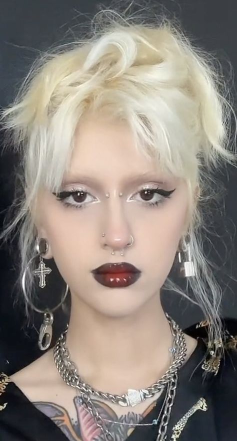 https://www.instagram.com/reel/CyBNnHItcMV/?utm_source=ig_web_copy_link&igshid=MzRlODBiNWFlZA== Rockstar Hair And Makeup, Pretty Alt Makeup, Grunge Wedding Makeup, Soft Punk Makeup, Glam Punk Makeup, Dystopian Makeup, No Eyebrow Makeup, 90s Punk Makeup, Going Out Makeup Looks