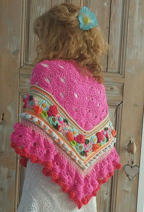 Crochet Mexican, Crocheted Shawl, Poncho Crochet, Mode Crochet, Crochet Triangle, Crochet Shawls And Wraps, Crochet Shawls, Crochet Goodies, Freeform Crochet