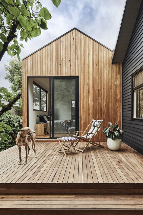 Mischa's Place Weatherboard House, Top Architects, Melbourne House, Australian Architecture, Old Cottage, Exterior Cladding, Interior Garden, Island Home, Australian Homes