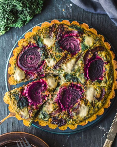 Vegan quiche with a pumpkin crust | Rainbow Nourishments Pumpkin Quiche, Quiche Vegan, Vegan Quiche, Christmas Breakfast Recipe, Spinach Quiche, Vegan Pumpkin, Quiche Recipes, Vegan Cheese, Vegan Recipes Healthy