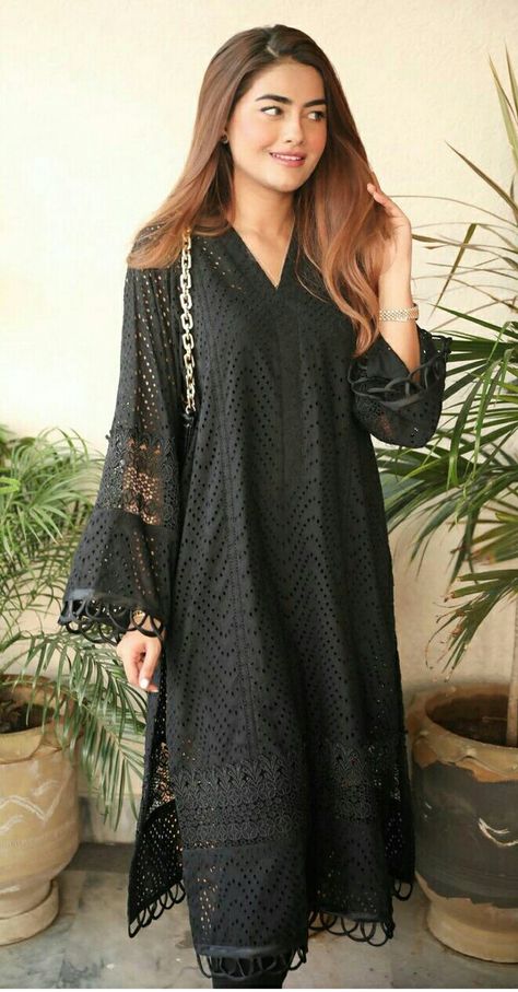 Dress Design Pakistani, Elegant Dresses Short, Designer Party Dresses, Stylish Short Dresses, Pakistani Dresses Casual, Beautiful Pakistani Dresses, Sleeves Designs For Dresses, Kurta Designs Women, Suit Design