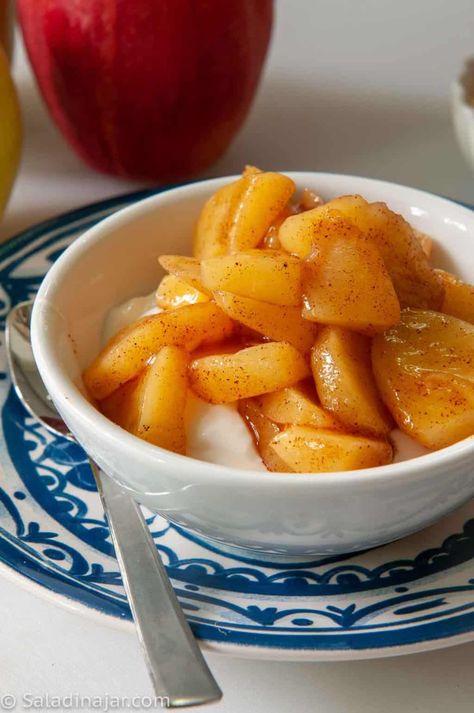 Need a quick snack? Make these Microwave Apples and Cinnamon in a bag or a bowl. Pour it over your oatmeal, yogurt, ice cream or flour tortilla chips. Apple Kugel, Microwave Baked Apples, Pear Sauce Recipe, Microwave Apple, Cinnamon Crisp, Flour Tortilla Chips, Microwave Apples, Homemade Yogurt Recipes, Oatmeal Yogurt