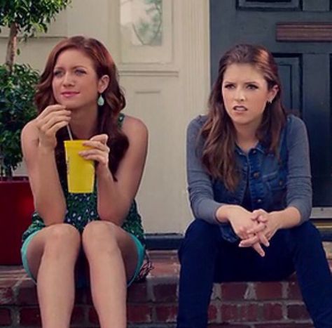 Chloe & Beca -- Pitch Perfect 2 ❤️ yellow cup! Chloe Pitch Perfect Icon, Becca And Chloe Pitch Perfect, Beca X Chloe, Pitch Perfect Beca And Chloe, Chloe And Beca, Chloe Pitch Perfect, Beca Pitch Perfect, Beca And Chloe, Pitch Perfect Chloe