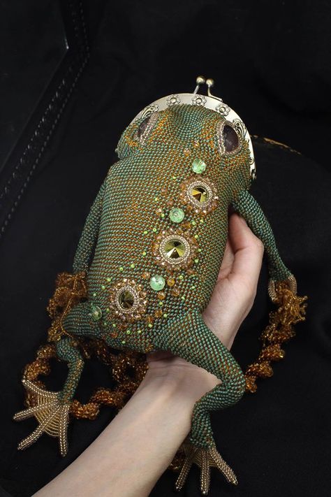 Borsa fedele! Frog Coin Purse, Frog Purse, Frog Bag, Bead Purse, Frog Art, Vintage Purses, Beaded Purses, Unique Bags, Bead Crochet