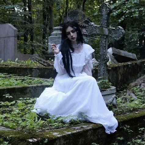 Pale Grunge, White Goth, Goth Subculture, Doll Aesthetic, Romantic Goth, Victorian Goth, Gothic Aesthetic, Goth Aesthetic, Grunge Goth