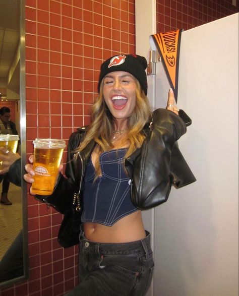 Oilers Jersey Outfit, Hockey Rink Outfits, Hockey Wag, Hockey Outfit, Emma Macdonald, Devils Hockey, Tequila Soda, Hockey Game Outfit, La Kings Hockey