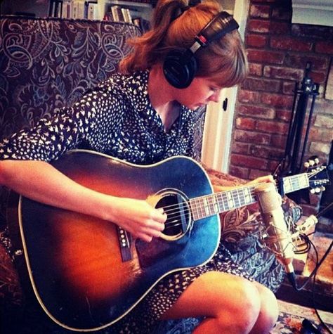 Taylor Swift Guitar, Selena And Taylor, Estilo Taylor Swift, Bonnie N Clyde, Being Good, Great Films, Swift 3, Recording Studio, Taylor Alison Swift