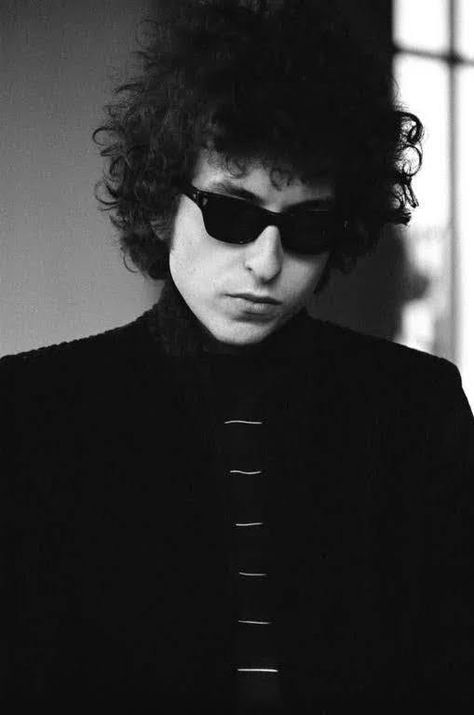 Bob Dylan 1966, Mr Tambourine Man, Very Important Person, Wearing Sunglasses, Discovery Channel, Tambourine, Mötley Crüe, Robert Allen, Music Legends