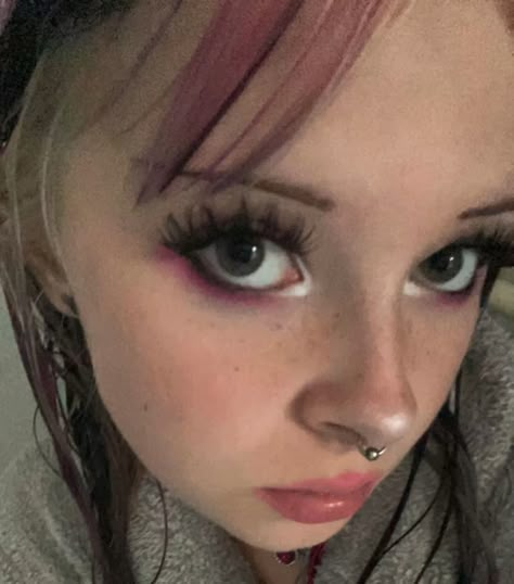 Pink Inner Corner Eye Makeup, Makeup Looks For Pink Hair, Pink Grunge Makeup Looks, Grunge Pink Makeup, Eye Makeup For Pink Hair, Pretty Alt Makeup, Pink 2000s Makeup, Neopolitan Makeup, Alt Pink Makeup