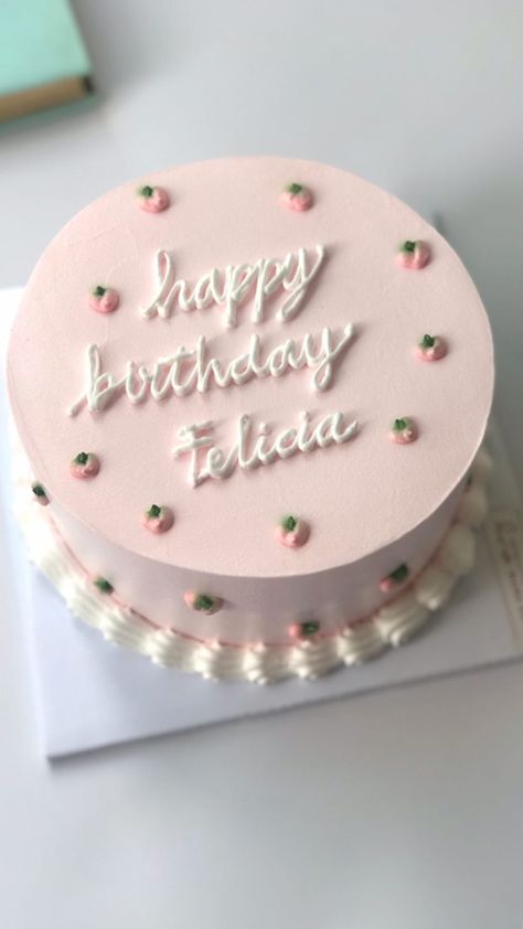 Birthday Pose, Round Birthday Cakes, Minimalist Cake, Circle Cake, Baked Dessert, Vintage Birthday Cakes, Plain Cake, Pinterest Cake, 18th Bday