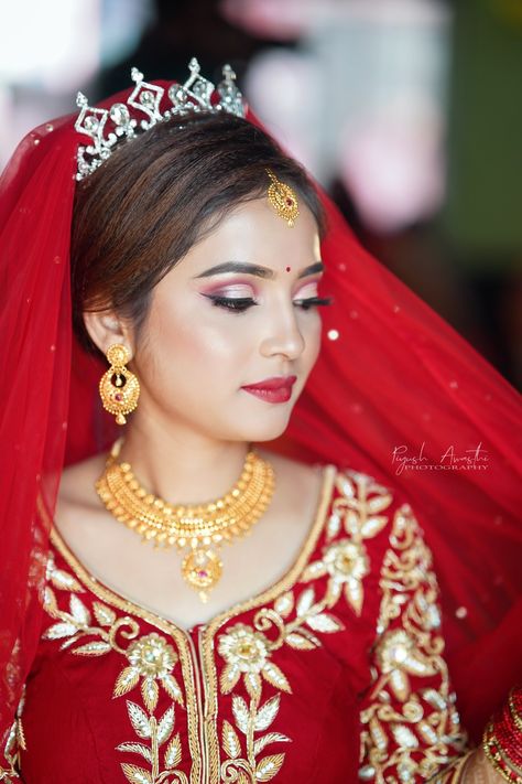 Get yourself a Nepali bridal inspiration Nepali Bride, Bride Eye Makeup, Bridal Makeup Tutorial, Bridal Makeup Wedding, Bridal Photoshoot, Makeup Transformation, Photo Makeup, Bridal Crown, Bridal Hair And Makeup