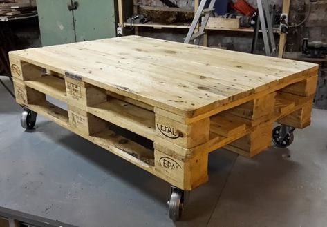 Pallet Coffee Table Diy, Wooden Pallet Coffee Table, Skid Furniture, Pallet Tables, Coffee Table Inspiration, Diy Pallet Wall, Build A Table, Garden Coffee Table, Simple Coffee Table