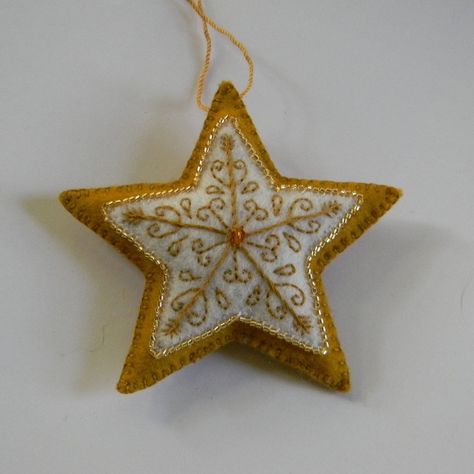 Wool Applique Quilts, Christmas Fair Ideas, Felt Star, Christmas Homemade, Homemade Ornaments, Christmas Felt, Embroidered Felt, Felt Craft, Felt Heart