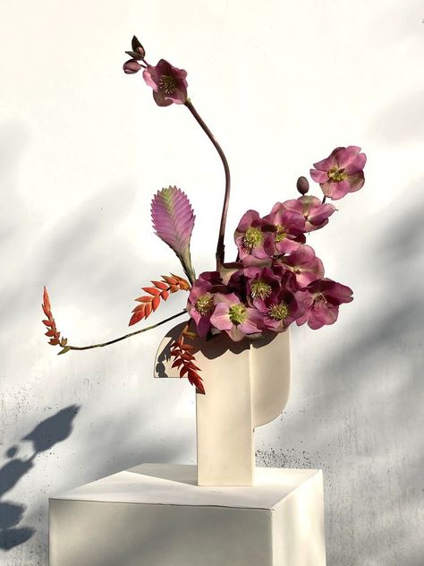 Kelly Wearstler Flower Arrangement, Sculptural Flower Arrangement, Abstract Flower Arrangements, Contemporary Flower Arrangements, Summer Flower Arrangements, Modern Floral Arrangements, Sogetsu Ikebana, Hotel Flowers, Modern Wedding Flowers