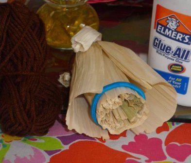 Angel Diy, Corn Husk Crafts, Mexican Theme Party Decorations, How To Make Corn, Corn Husk Dolls, Plastic Bottle Caps, Mexican Party Theme, Craft Eyes, Elmer's Glue