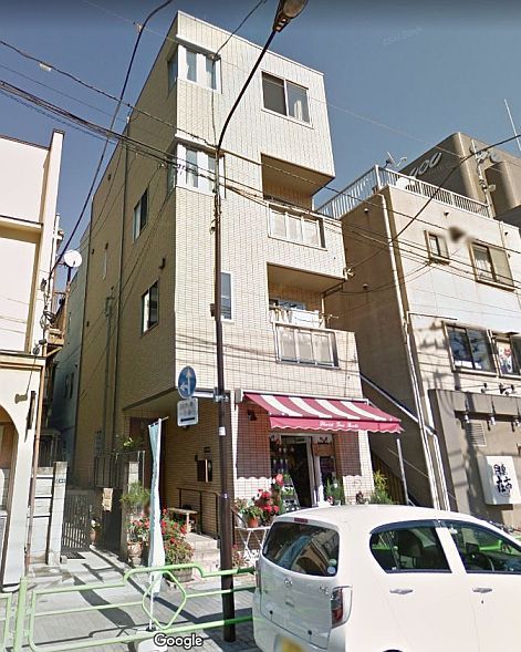 Aesthetic Apartment Exterior, Japan Small Apartment, Japan Apartment Aesthetic, Japanese Apartment Exterior, Japanese Apartment Aesthetic, Japanese Apartment Building, Small Japanese Apartment, Tiny Japanese Apartment, Apartment Outside