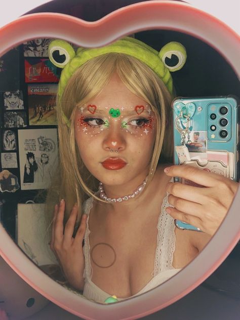 makeup green stars sparks frog frogs eyeliner heart hearts 
mushrooms fairy maquillaje red aesthetic Cute Frog Makeup, Frog Makeup, Mushrooms Fairy, Rave Makeup, Eye Makeup Designs, Halloween Inspo, Cute Frogs, Makeup Designs, Red Aesthetic