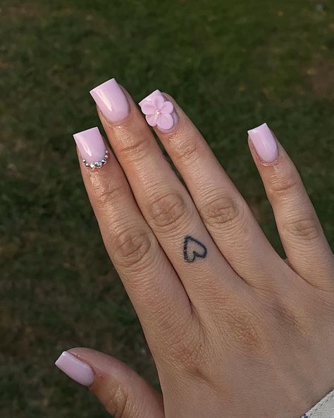 Basic Short Acrylic Nails Pink, Cute Short Nails With Flowers, Short Acrylic Nails With Acrylic Flower, Pink Nails Birthday Short, Short Pink Sets Nails, Short Pink Nails With Flower Design, Acrylic Flower Nails Short, Very Short Pink Nails Designs, Natural Nail Acrylic Overlay