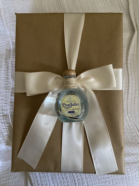 Boyfriend Birthday Gift Wrapping Ideas, Cologne Gift Wrapping Ideas, Gift Wrapping Bottles Of Liquor, Birthday Wrapping Ideas For Men, 21st Bday Gift Ideas, Birthday Wrapping Ideas, Boyfriends 21st Birthday, Wrapping Inspiration, Gifts Wrapping