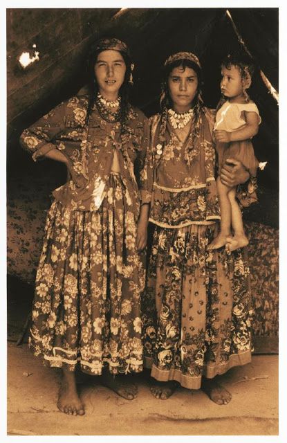 Tsiganes en Roumanie Romani Clothing, Vintage Circus, Folk Costume, Cabaret, Traditional Dresses, Traditional Outfits, A Child, Caravan, Romania